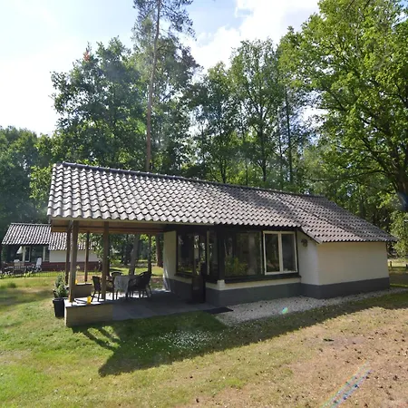 Dom wakacyjny Completely Detached In A Nature Filled Park By A Large Fen