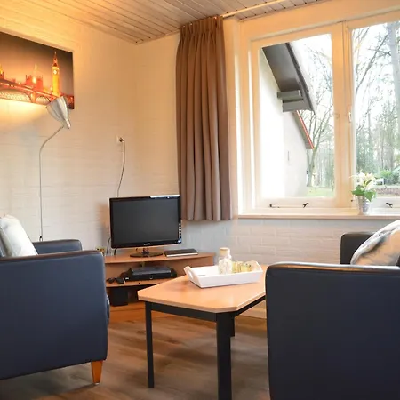 Casa de Férias Completely Detached In A Nature-filled Park By A Large Fen