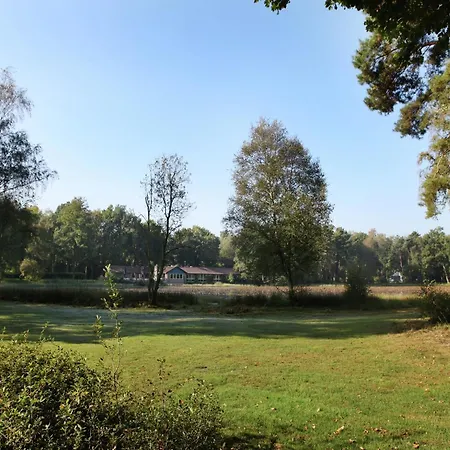 Casa de Férias Completely Detached In A Nature-filled Park By A Large Fen