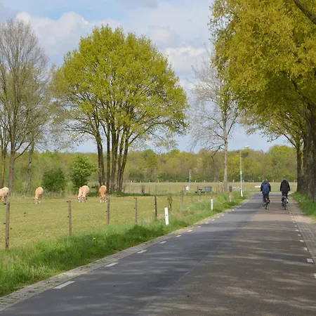Completely Detached In A Nature-filled Park By A Large Fen בית נופש